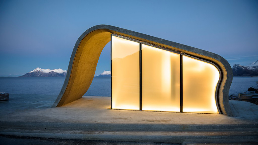 Les toilettes sont surmontés d'une vague de béton