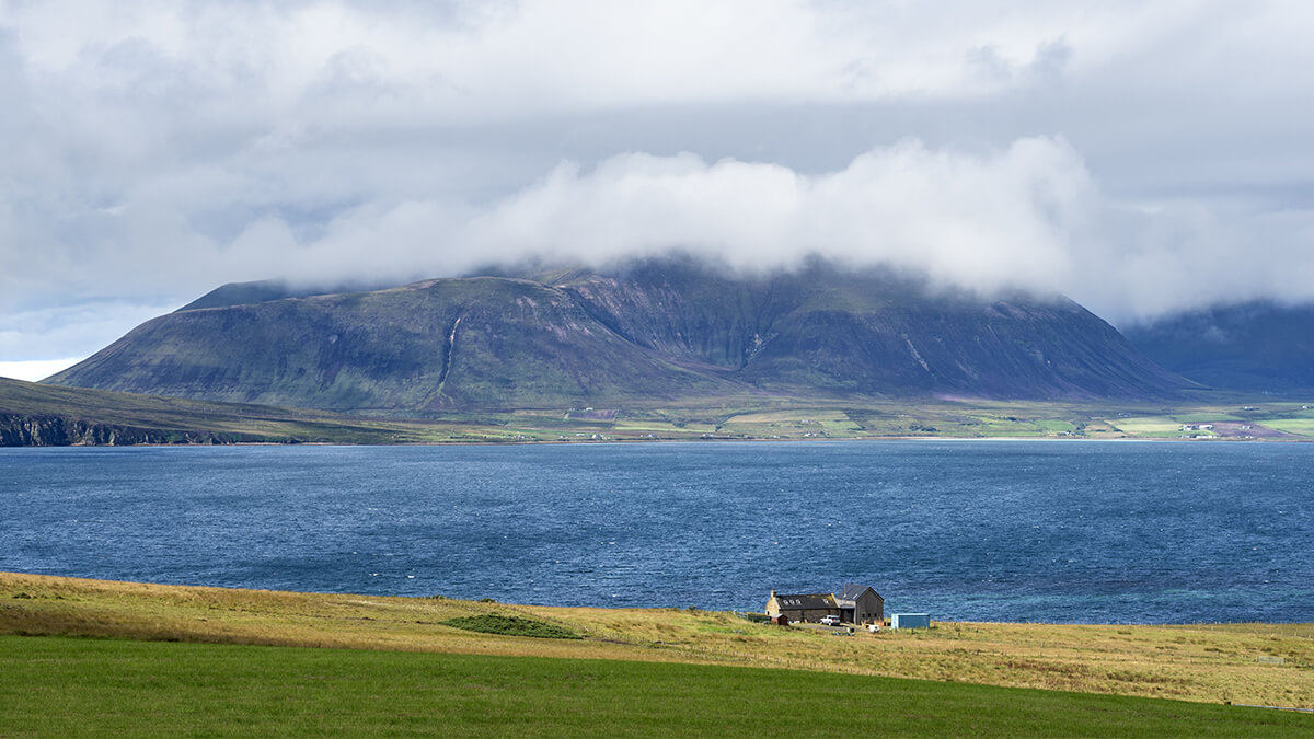 Cette photo illustre une maison isolée non loin de la baie de Skaill.