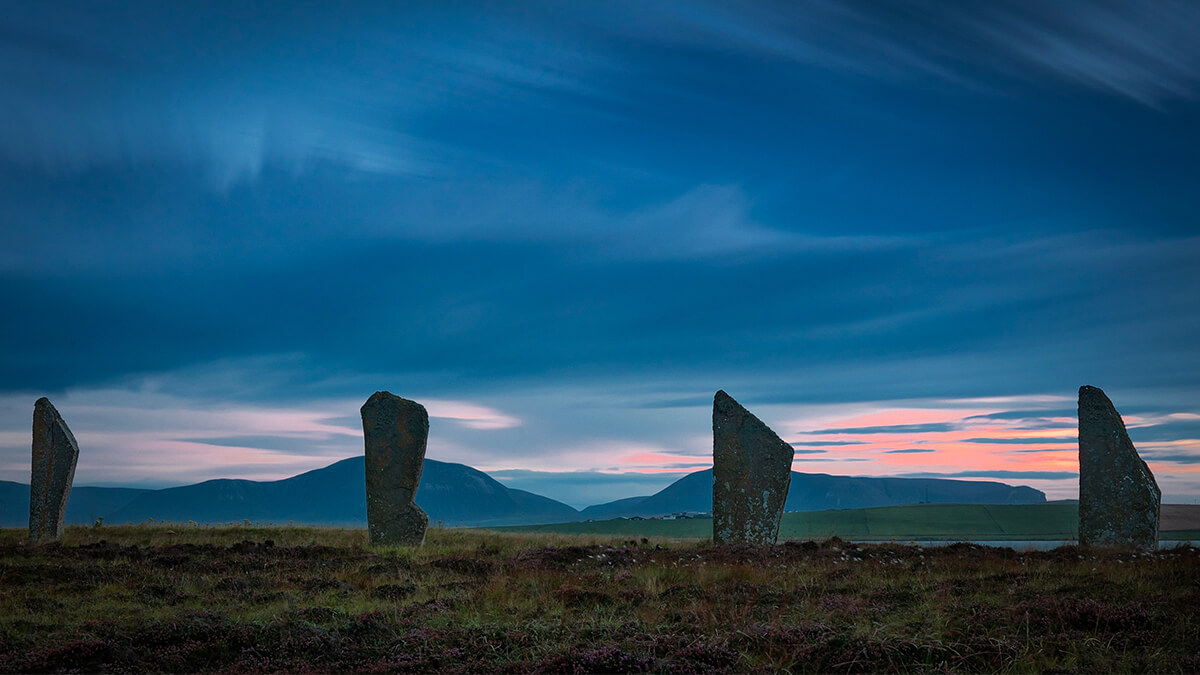 Le cercle de Brodgar à la tombée de la nuit. 
