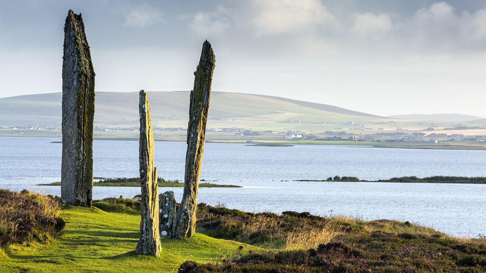Le cercle de Brodgar surplombant le loch de Harray.