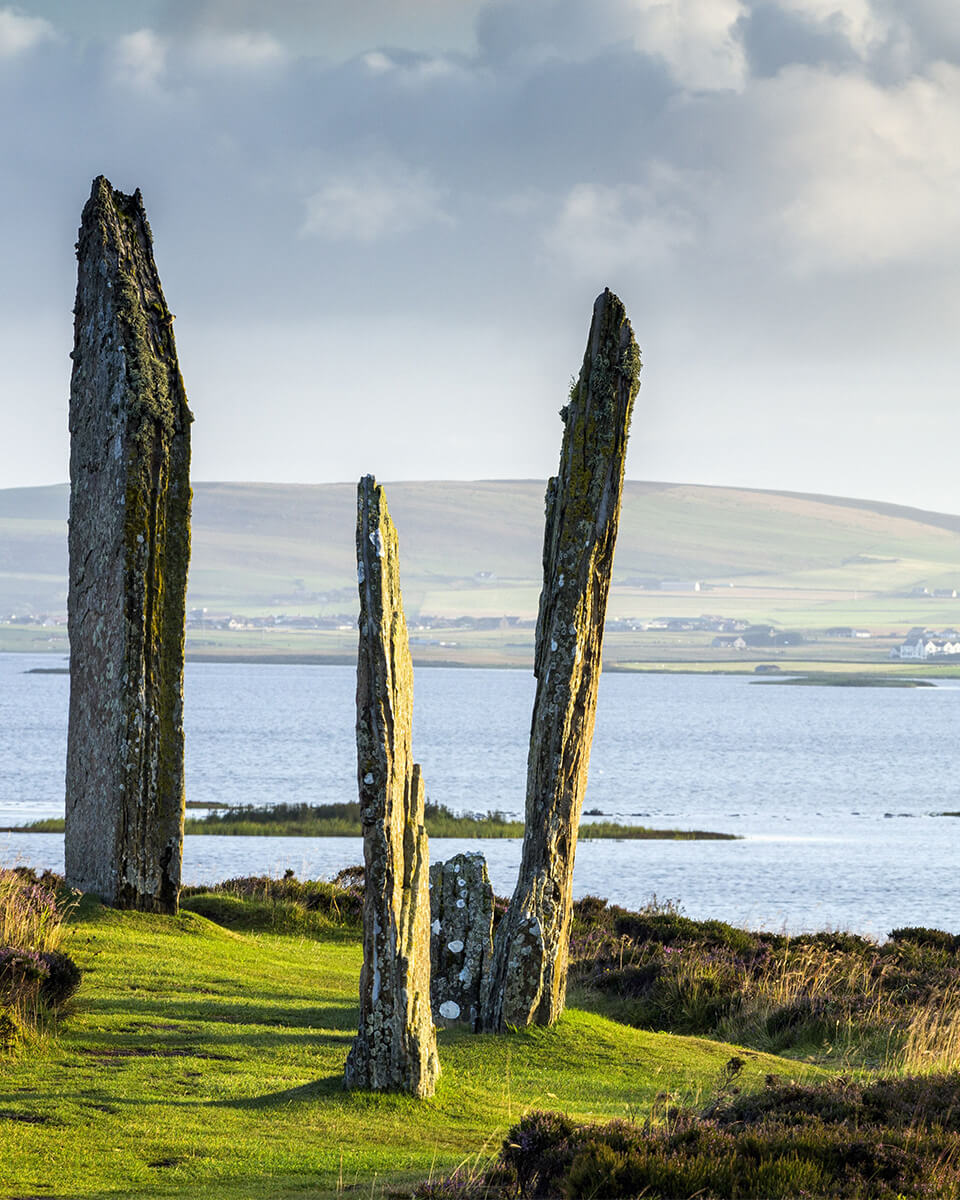 Le cercle de Brodgar surplombant le loch de Harray.