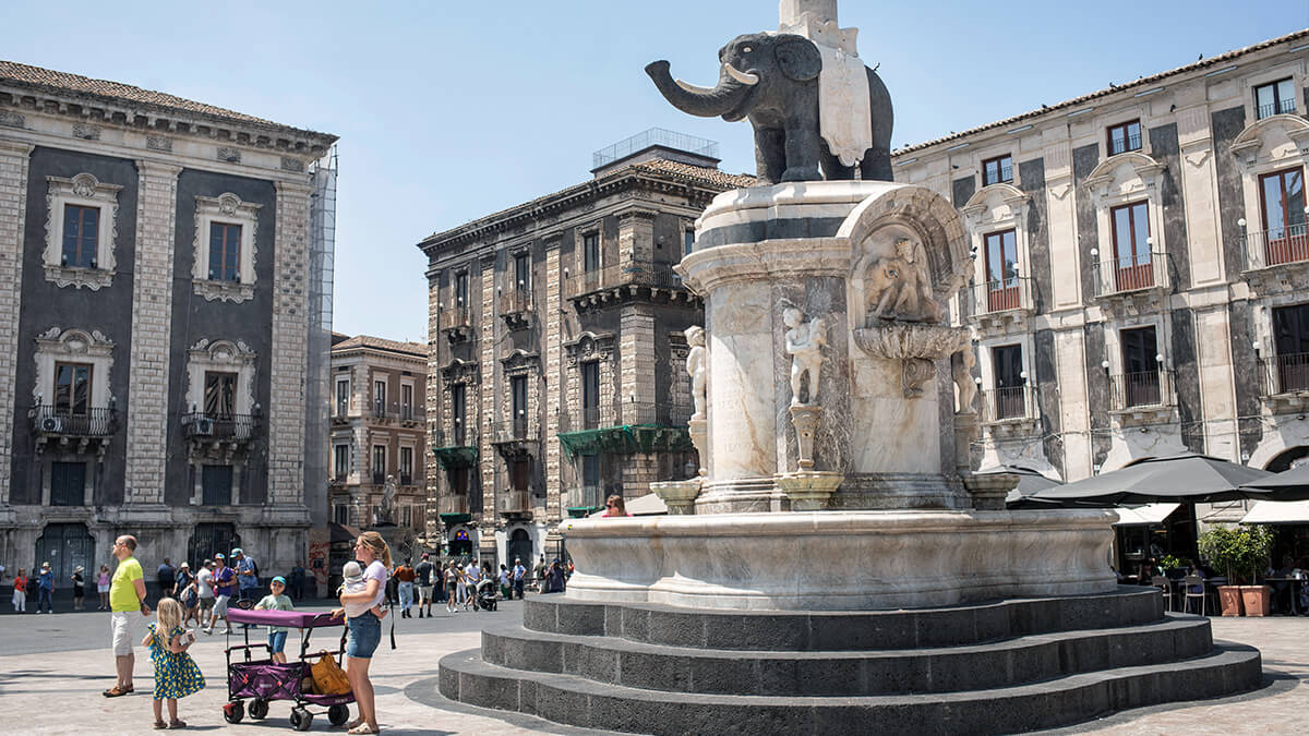 La fontaine de l'éléphant au centre de la Piazza del Duomo à Catane.