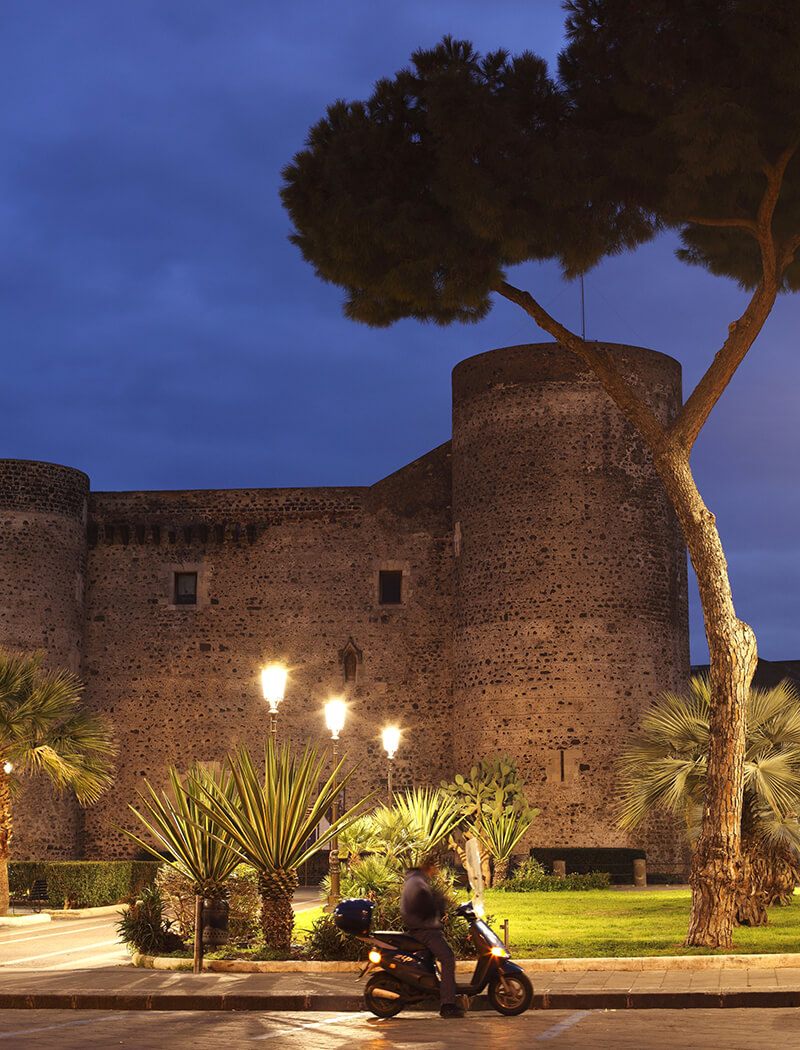 Le château Ursino de nuit. 