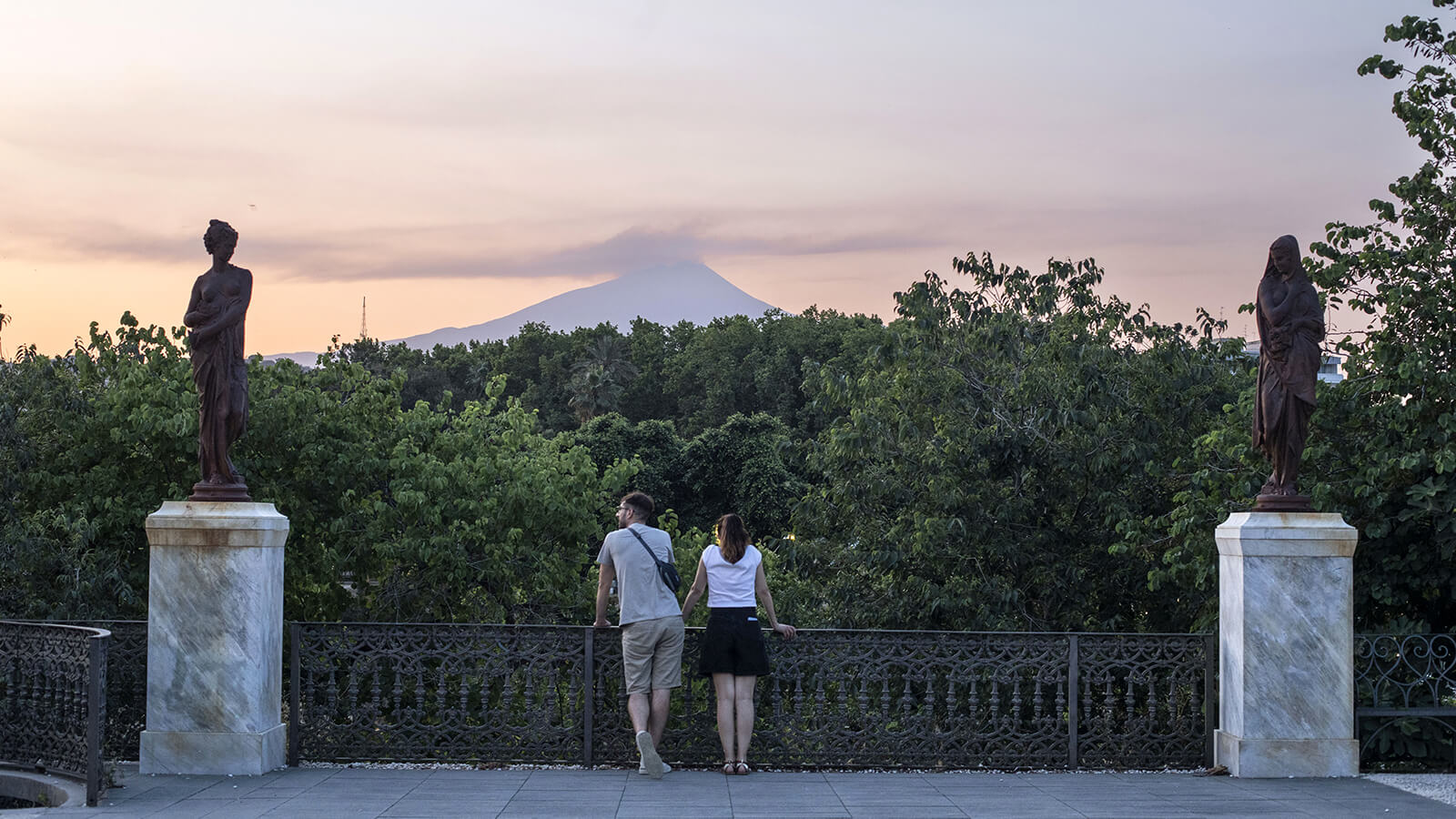 Un couple regarde l’Etna au loin depuis les hauteurs de Catane.