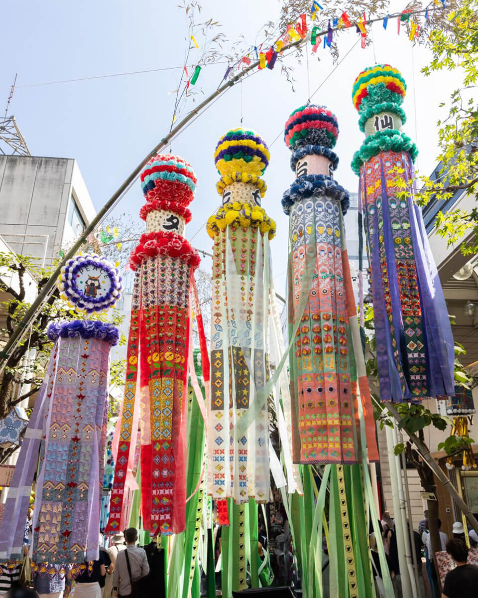 Des fukinagashi, des banderoles cylindriques décoratives dans les rues de Sendai au Japon.