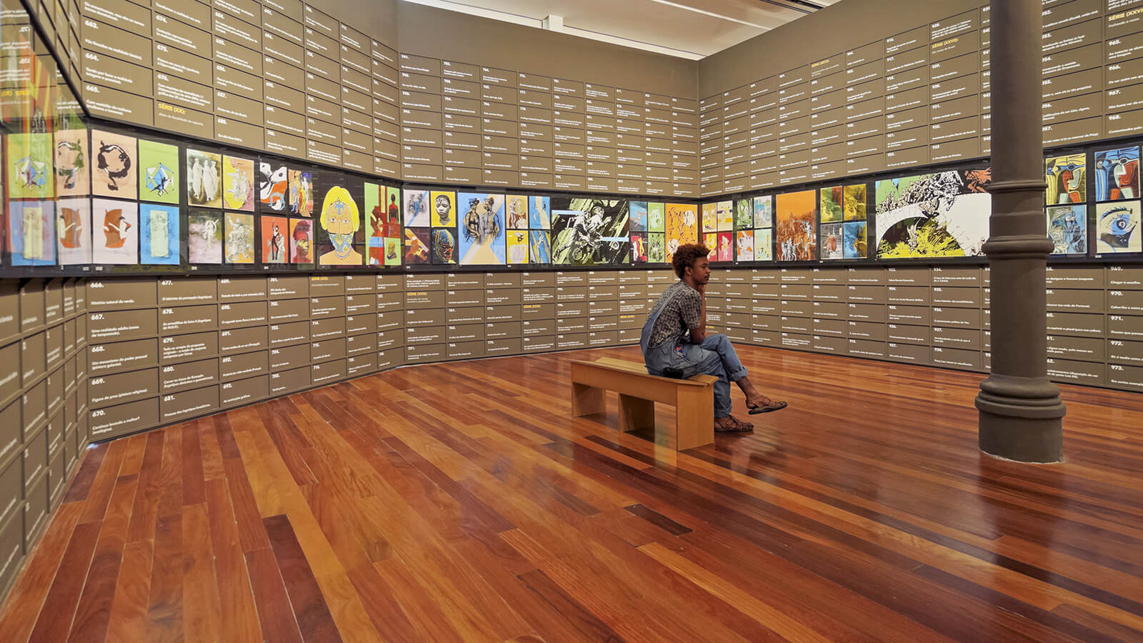 Une exposition d'archives murales au Museu de Arte do Rio (MAR), situé sur la Praça Mauá dans la zone portuaire du centre-ville de Rio de Janeiro, au Brésil.