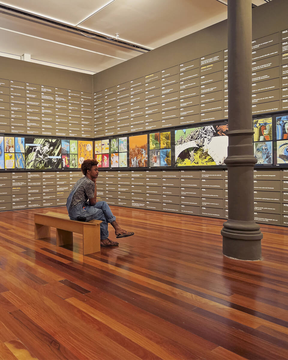 Une exposition d'archives murales au Museu de Arte do Rio (MAR), situé sur la Praça Mauá dans la zone portuaire du centre-ville de Rio de Janeiro, au Brésil.