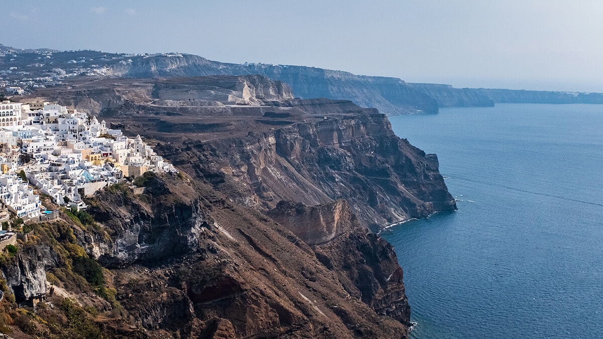 Photo aérienne du village de Théra, au pied de la montagne Mesa Vouno sur l'île de Santorin.