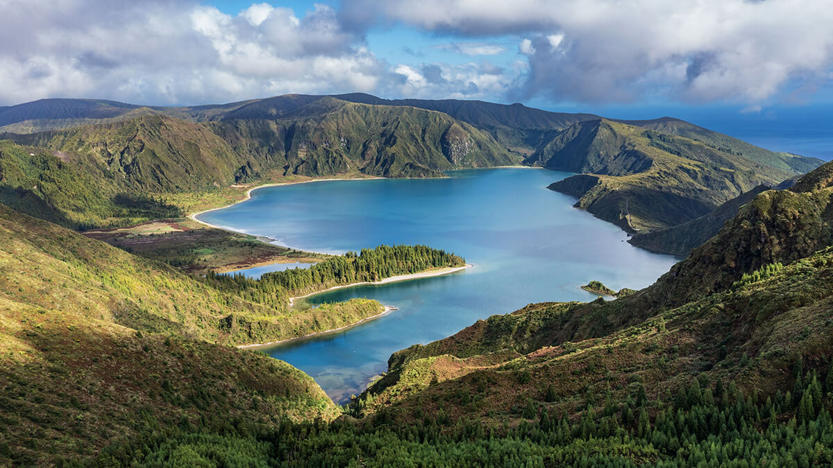 Photo de la Lagoa do Fogo, un lac de cratère volcanique sur l’île de São Miguel.