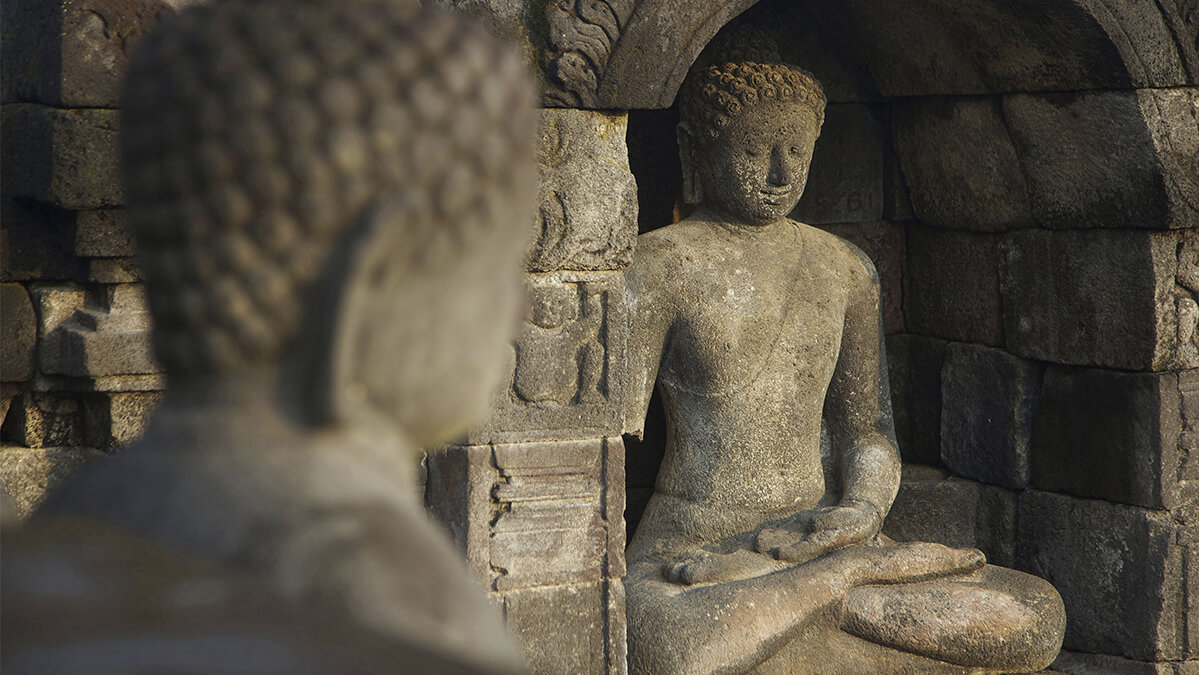 Photo de statues de Bouddha en méditation, à l'intérieur du temple de Borobudur à Java.