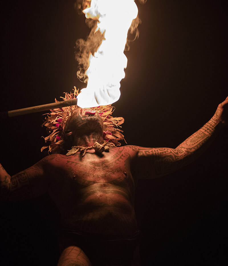 Démonstration de cracheur de feu lors d'un spectacle de danse du feu.