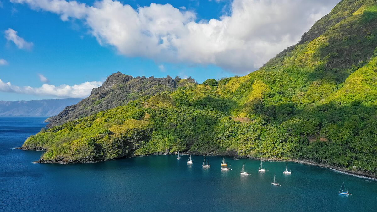 Côte de l'île de Tuahata dans l'archipel des Marquises.