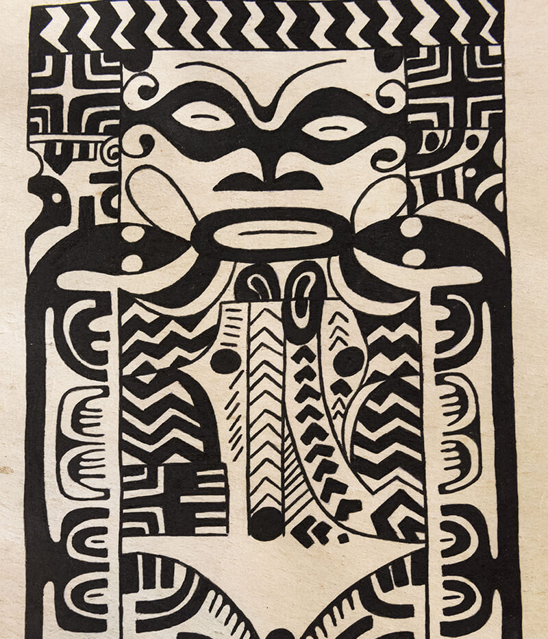 Cette image montre un détail de motifs traditionnels marquisiens peints sur du tapa (une étoffe végétale fabriquée à partir d'écorce d'arbre), originaires de l'île de Fatu Hiva dans l'archipel des Marquises. Le design noir et blanc présente des symboles anthropomorphes et géométriques stylisés, rappelant l'art coutumier et le style des tiki de la région