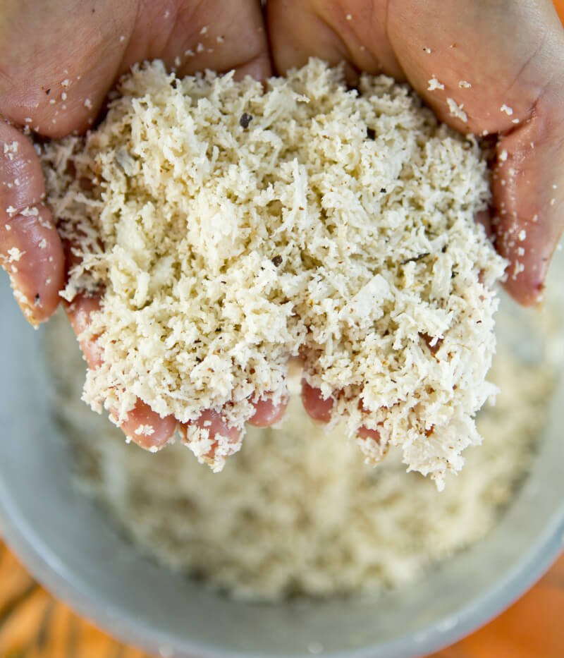 Photo de la pulpe de coco venant d'être râpée.