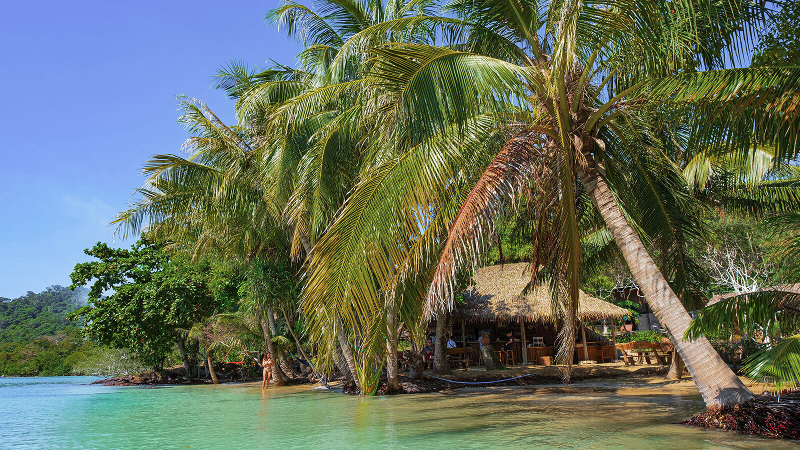 La plage de Ao Kratueng sur l'île de Koh Mak, une paillotte et des hamacs sont installés pour se reposer.