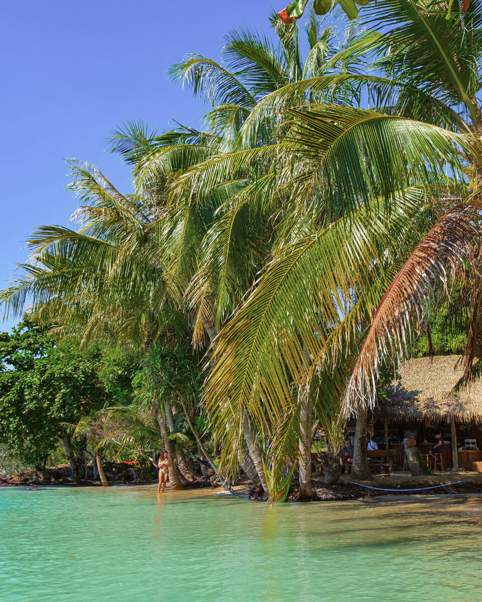 La plage de Ao Kratueng sur l'île de Koh Mak, une paillotte et des hamacs sont installés pour se reposer.