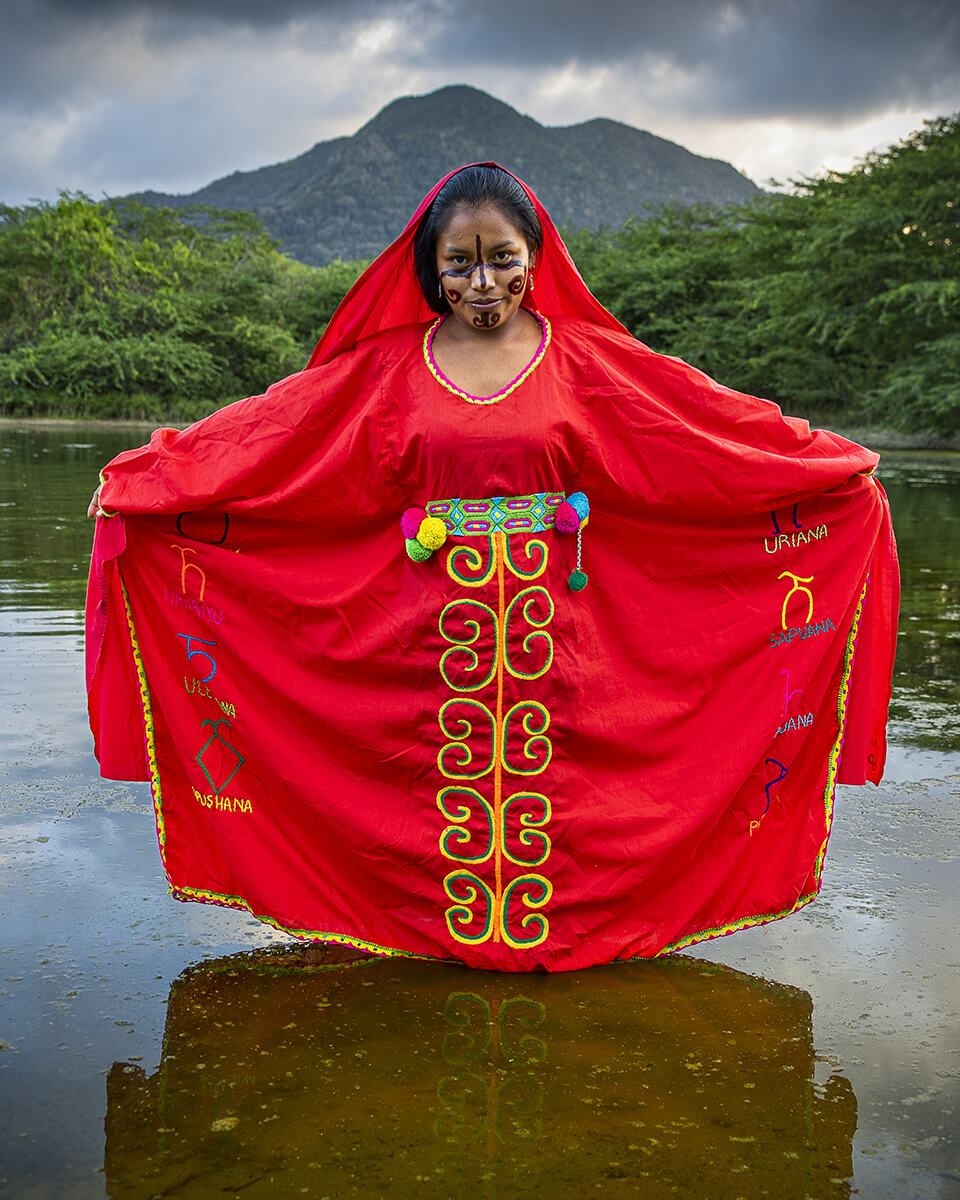 Composition de photos. En haut à gauche : une femme de la communauté Maure en Mauritanie prépare le thé de façon traditionnelle. En haut à droite : deux femmes de la communauté Nyimba au Népal. La première aide la seconde à revêtir les bijoux traditionnels de mariage. En bas : douze femmes de la communauté Samburu du Kenya posent au crépuscule revêtues de leur tenue traditionnel.