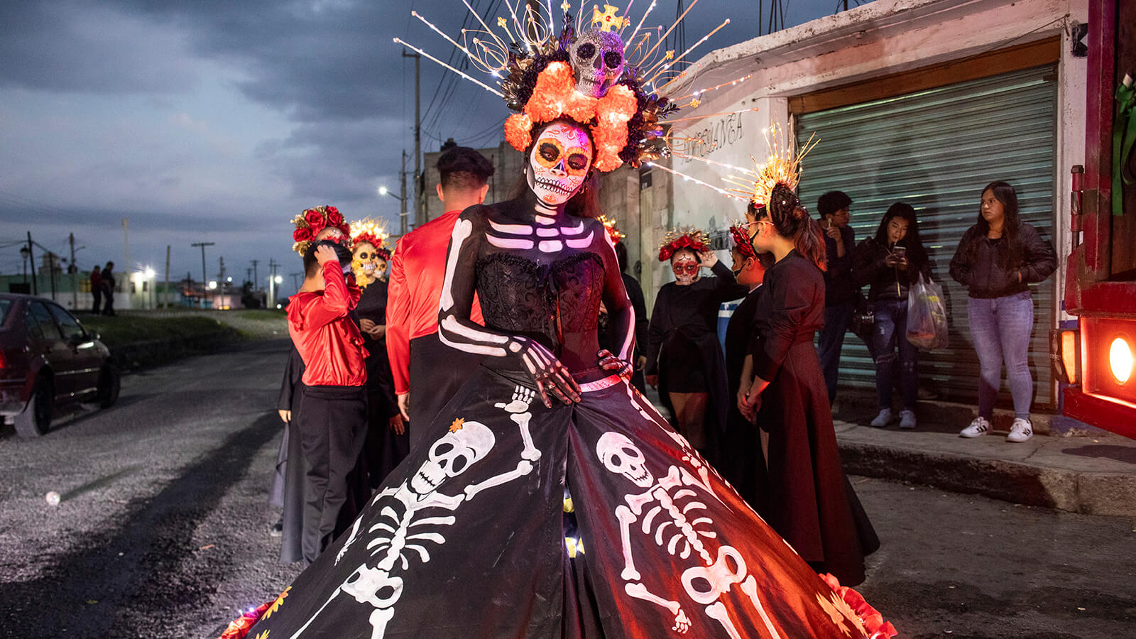Une femme déguisée et maquillée en Catrina lors de la fête des Morts dans les rues de Huamantla.