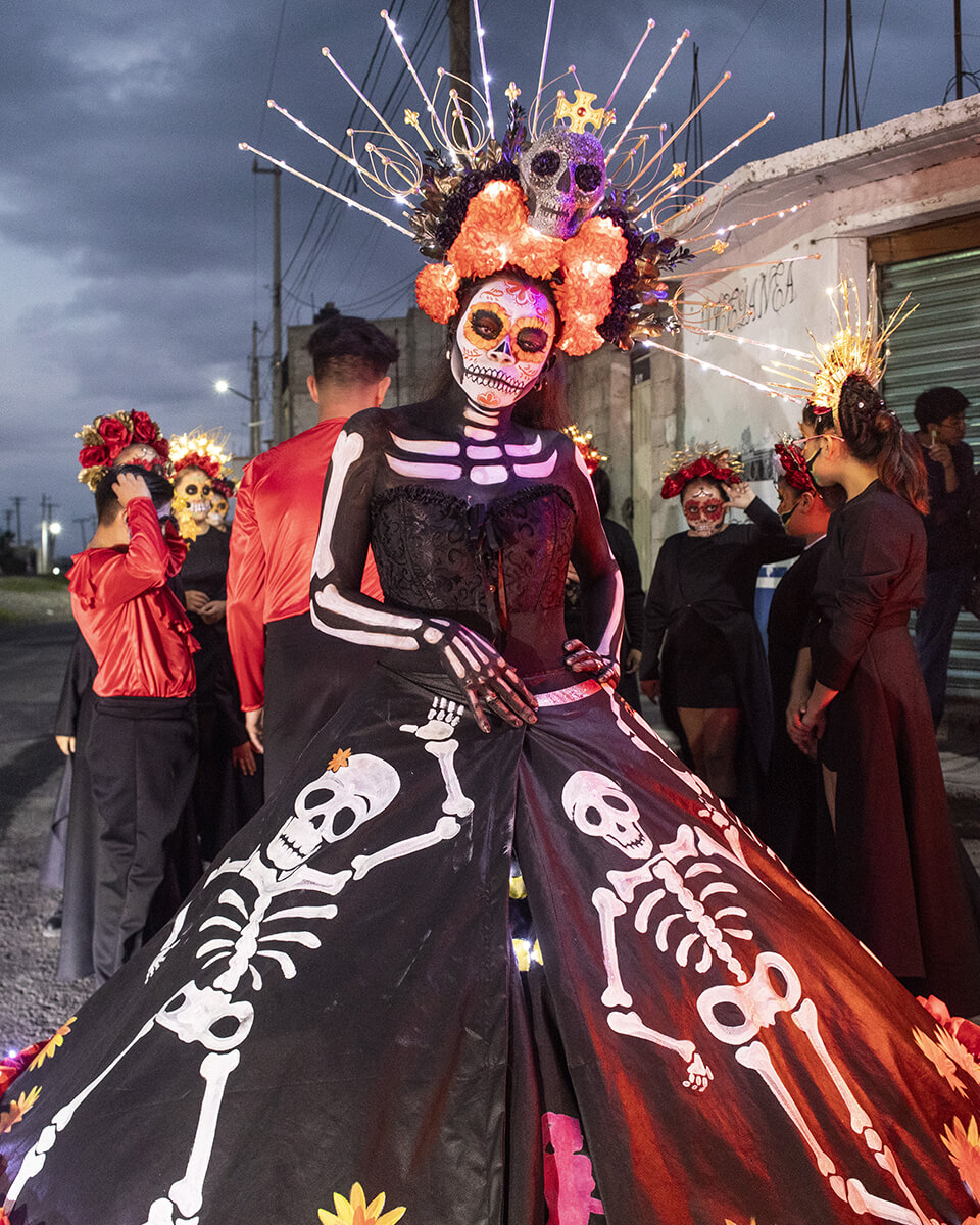Une femme déguisée et maquillée en Catrina lors de la fête des Morts dans les rues de Huamantla.